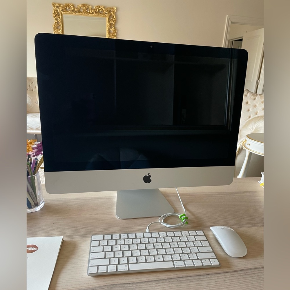 Apple Silver iMac with Keyboard and Mouse
